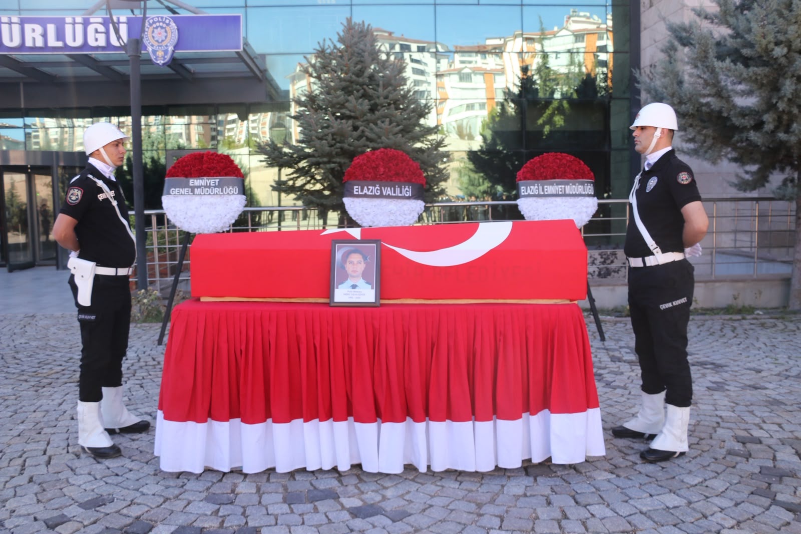 Palu İlçe Emniyet Müdürlüğü kadrosunda görev yapan ve geçirdiği elim trafik kazası sonucu hayatını kaybeden Polis Memuru Mert Ozan ŞİNDİ için Elazığ İl Emniyet Müdürlüğünde düzenlenen cenaze törenine katılım Sağladık.