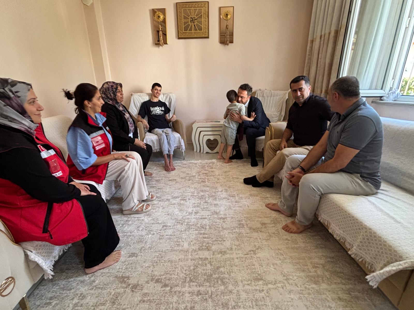 İl Müdürümüz Sayın Çetin TUTAŞ’tan Hizmet Modellerimizden Faydalanan Aileye Ziyaret