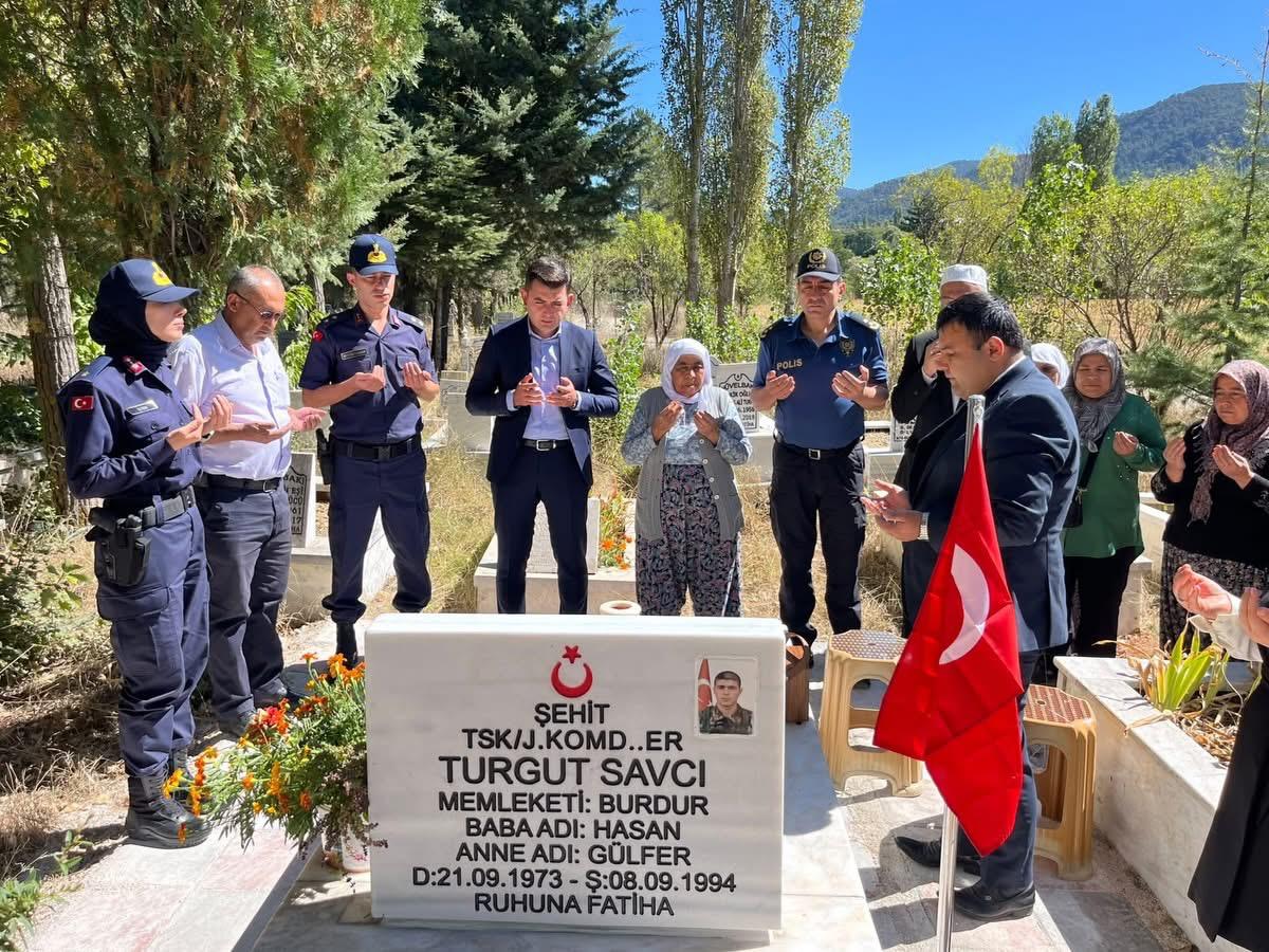 Aziz Şehidimiz Turgut SAVCI ‘nın Şehadetinin Sene-i Devriyesinde Gölhisar İlçemizde Kabri Başında Dualarla Yâd Edildi.