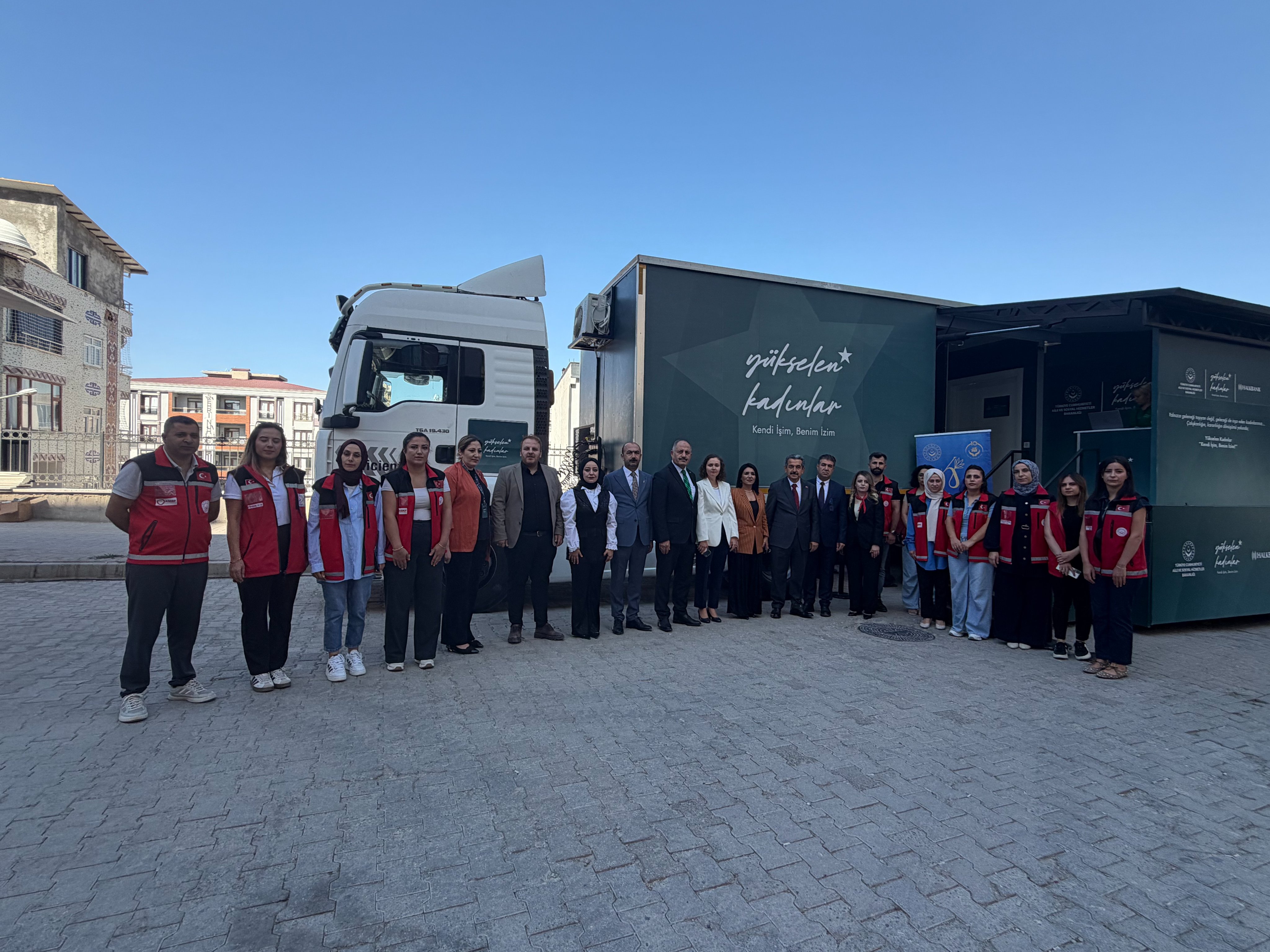 YÜKSELEN KADINLAR GİRİŞİMCİLİK EĞİTİM TIRI ŞIRNAK’TA KADINLARLA BULUŞTU