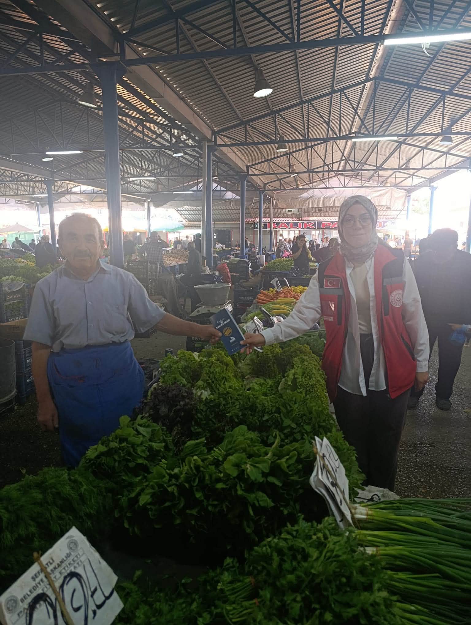 Kadına Yönelik Şiddetle Mücadele kapsamında, Yerköy Sosyal Hizmet Merkezi Müdürlüğümüz tarafından Yerköy Pazar Yeri ziyaret edildi. 