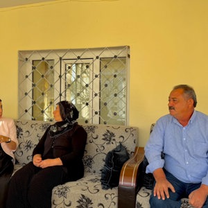 İl Müdürümüz Arzu Çıngır, Felahiye İlçesinde İkamet Eden Şehidimiz Bekir YEŞİLYURT’un Kıymetli Annesi Zayime YEŞİLYURT ve Babası Ali YEŞİLYURT’u Evlerinde Ziyaret Etti - fotoğraf 1