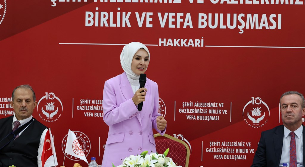 Bakanımız Mahinur Özdemir Göktaş, Hakkari’de şehit aileleri ve gazilerle vefa buluşmasında bir araya geldi