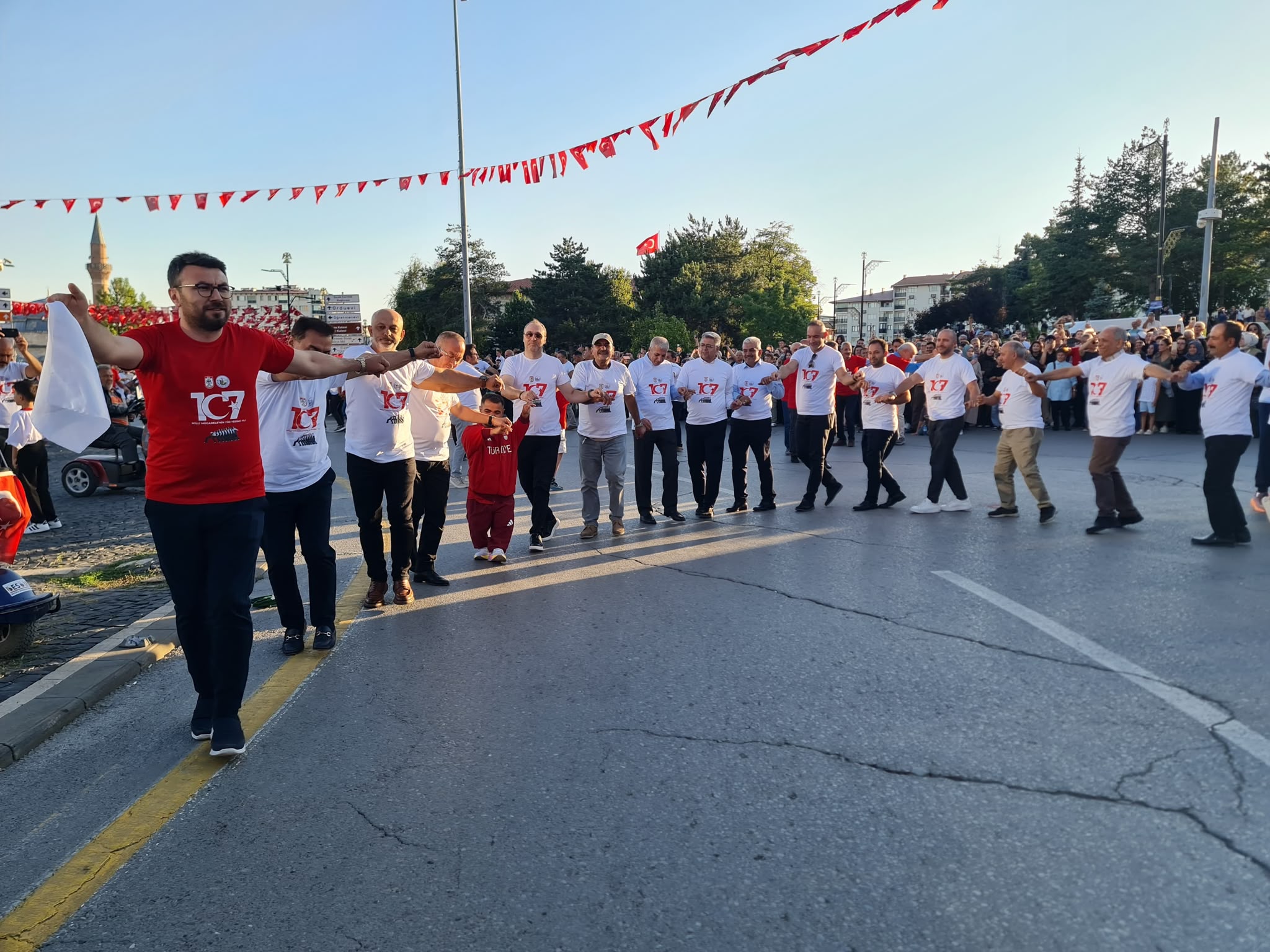 İl Müdürümüz Özgür Kırmızıtaş, 4 Eylül Sivas Kongresi’nin 107. Yıl Dönümü Etkinlikleri Kapsamında Valiliğimiz Himayesinde Düzenlenen 1058 Kişilik Sivas Ağırlama Halayı Programına Katıldı