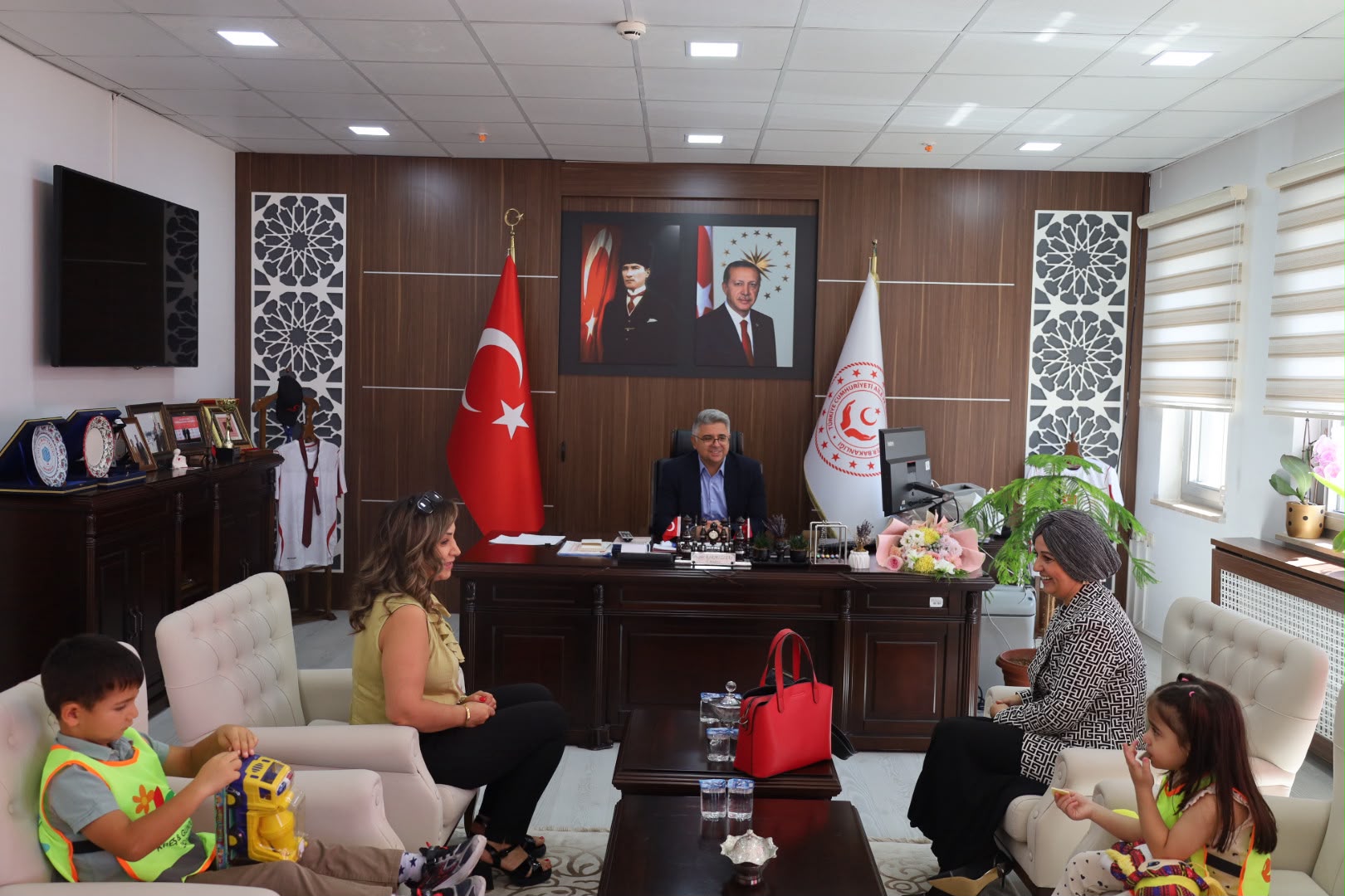 Elçin Kreş ve Gündüz Bakımevi İşletme Sahibi Tuğba Kübra Yılmaz ve Kurum Müdürü Banu Mirici, İl Müdürümüz Özgür Kırmızıtaş’ı Ziyaret Etti