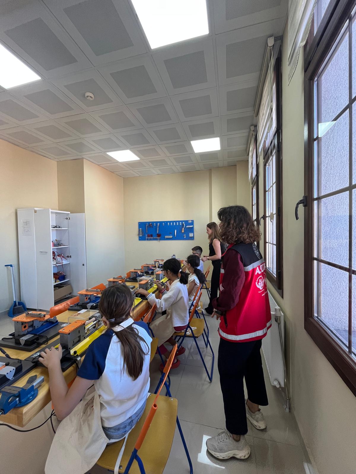 Anlamlı Ziyaret: Uşak Sosyal Hizmet Merkezi Müdürlüğü Okul Destek Projesi öğrencileri, 8 Eylül Dünya Okuma Günü kapsamında İskender Pala İl Halk Kütüphanesi'ni ziyaret etti.