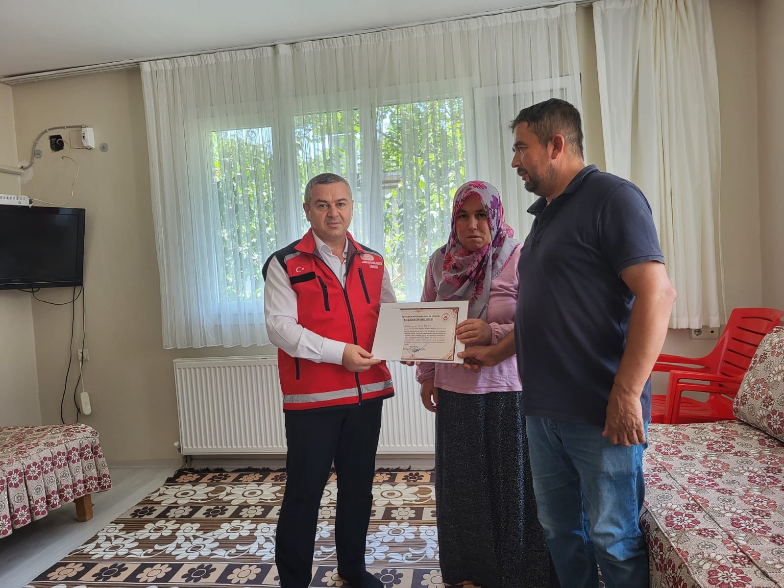 İl Müdürümüz Sayın Naci Yılmaz, Engelli Evde Bakım Hizmetimizden faydalanan ailemizi hanesinde ziyaret etti. Gerçekleştirilen ziyarette ailemizin hâl ve hatırı sorularak talep ve ihtiyaçları dinlendi.