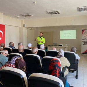 100. Yıl Atatürk Huzurevi ve Yaşlı Bakım ve Rehabilitasyon Merkezi Müdürlüğümüzde hizmet alan yaşlı bireylerimiz ile personelimize yönelik Trafik Güvenliği Eğitimi gerçekleştirildi. - fotoğraf 2