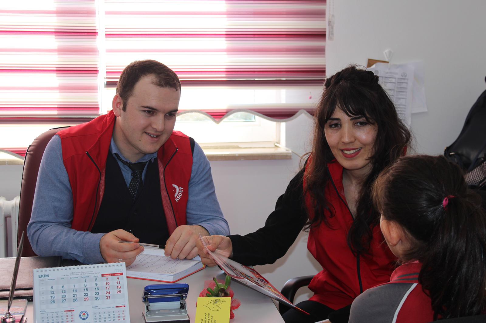 Küçük Kız Devletin Yakın Takibiyle Okula Döndü