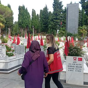 Şehit Annemizin Kabir Ziyaretine Eşlik Ettik  - fotoğraf 11
