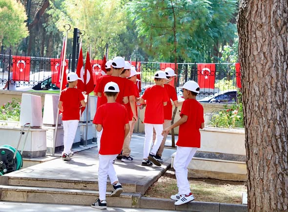 Şehitlerimizin Kabirleri Ziyaret Edildi