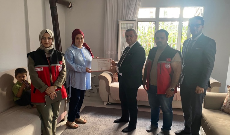 İl Müdürümüz Sayın Naci Yılmaz, Osmaniye Sosyal Hizmet Merkezi Kuruluş Müdürümüz Sayın Muhammet Emre Kurt ile birlikte, Kurumumuzun Sosyal ve Ekonomik Destek (SED) hizmetinden faydalanan Esra Gamze Kurt ve ailesini hanelerinde ziyaret etti.