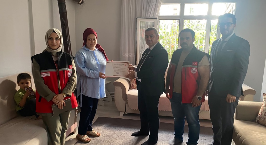 İl Müdürümüz Sayın Naci Yılmaz, Osmaniye Sosyal Hizmet Merkezi Kuruluş Müdürümüz Sayın Muhammet Emre Kurt ile birlikte, Kurumumuzun Sosyal ve Ekonomik Destek (SED) hizmetinden faydalanan Esra Gamze Kurt ve ailesini hanelerinde ziyaret etti.