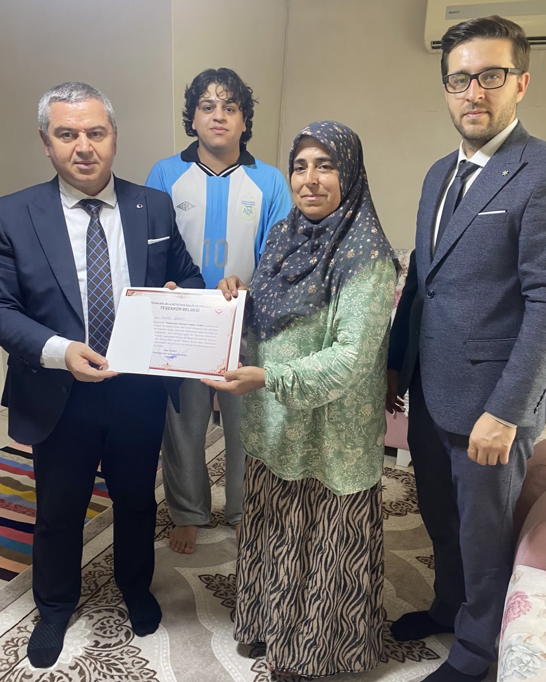İl Müdürümüz Sayın Naci Yılmaz, Osmaniye Sosyal Hizmet Merkezi Kuruluş Müdürümüz Sayın Muhammet Emre Kurt ile birlikte, Kurumumuzun Sosyal ve Ekonomik Destek (SED) hizmetinden faydalanan Nezife Şahin ve ailesini hanelerinde ziyaret etti.