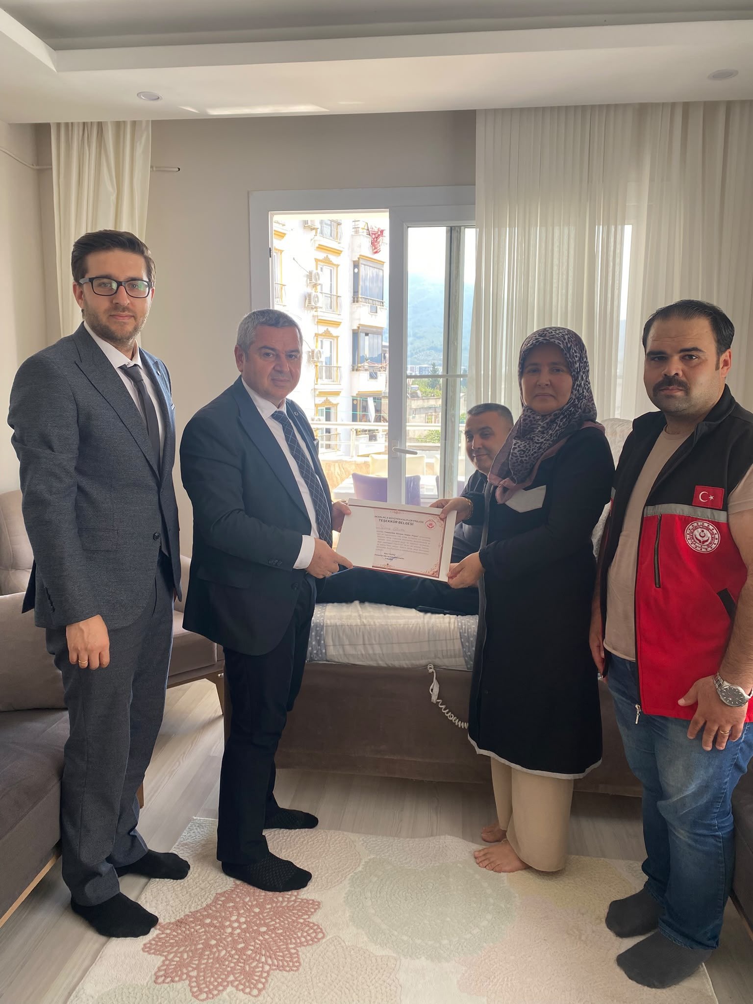 İl Müdürümüz Sayın Naci Yılmaz, Osmaniye Sosyal Hizmet Merkezi Müdürü Sayın Muhammet Emre Kurt ile birlikte, Bakanlığımız tarafından sağlanan Evde Bakım Yardımı hizmetinden faydalanan Nebi Güven ve ailesini hanelerinde ziyaret etti.