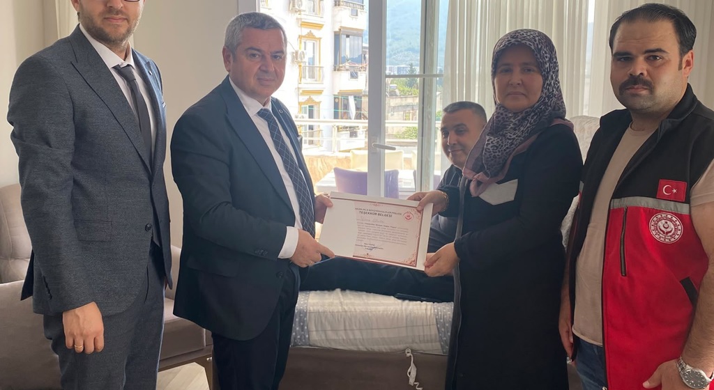 İl Müdürümüz Sayın Naci Yılmaz, Osmaniye Sosyal Hizmet Merkezi Müdürü Sayın Muhammet Emre Kurt ile birlikte, Bakanlığımız tarafından sağlanan Evde Bakım Yardımı hizmetinden faydalanan Nebi Güven ve ailesini hanelerinde ziyaret etti.