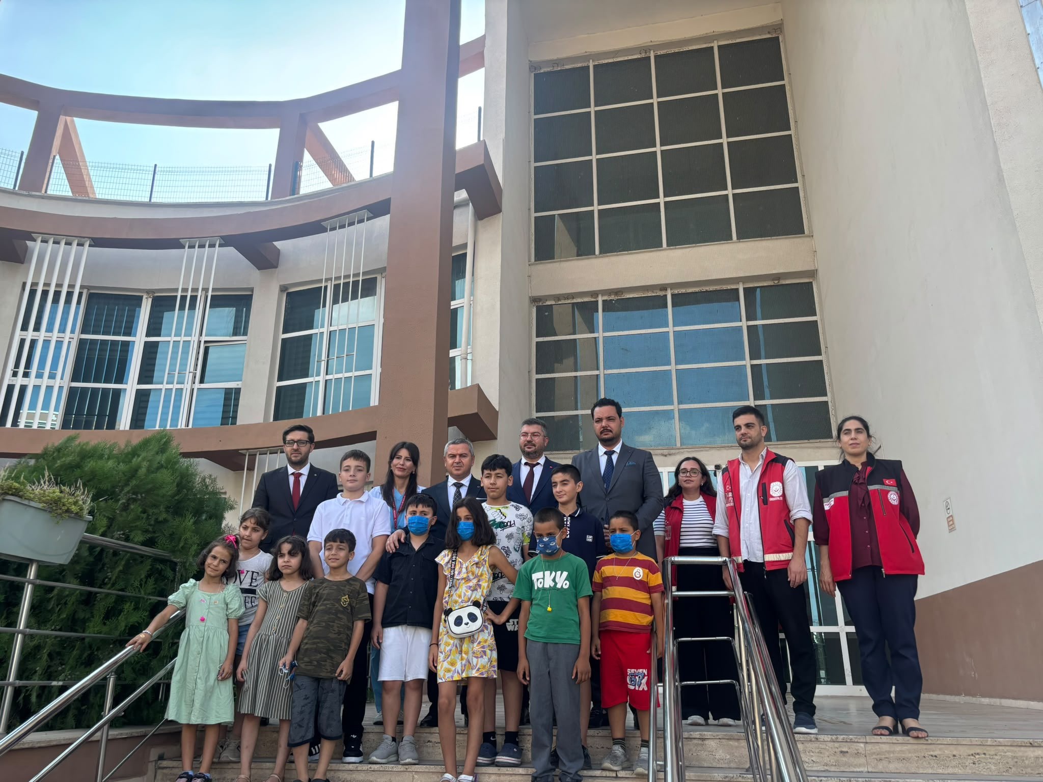 İl Müdürümüz Sayın Naci Yılmaz ve Osmaniye Sosyal Hizmet Merkezi Müdürümüz Sayın Muhammet Emre Kurt’un katılımıyla,Okul Destek Projesi’nden yararlanan ve ebeveyn kaybı yaşamış çocuklarımızla birlikte Osmaniye Ağız ve Diş Sağlığı Merkezi’ne ziyaret gerçekleştirildi