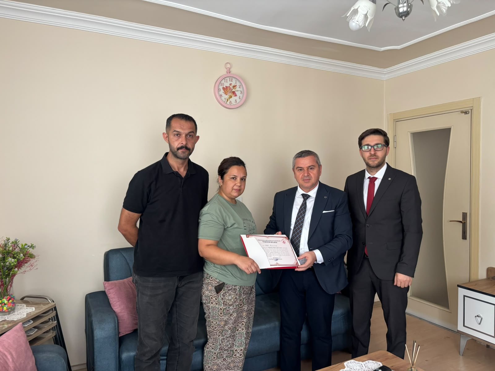 İl Müdürümüz Sayın Naci Yılmaz, Osmaniye Sosyal Hizmet Merkezi Müdürü ile birlikte, Evde Bakım Yardımı hizmetimizden faydalanan Mahmut Efe Bulunuz ve bakımını üstlenen annesi Melek Bulunuz’u hanelerinde ziyaret etti.
