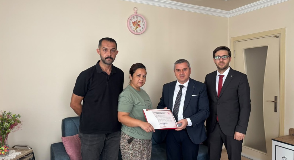 İl Müdürümüz Sayın Naci Yılmaz, Osmaniye Sosyal Hizmet Merkezi Müdürü ile birlikte, Evde Bakım Yardımı hizmetimizden faydalanan Mahmut Efe Bulunuz ve bakımını üstlenen annesi Melek Bulunuz’u hanelerinde ziyaret etti.