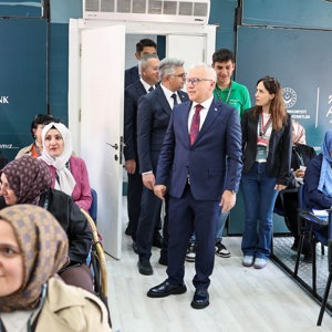 Valimiz Sn. Yılmaz Şimşek, Yükselen Kadınlar Girişimcilik Eğitim Tırı’nı Ziyaret Etti - fotoğraf 1