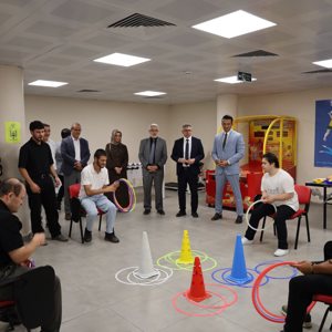 Vali Yardımcımız Ahmet Yeşilyurt, İl Müdürümüz Özgür Kırmızıtaş ve Ulusal Otizm Eylem Planı Komisyonu Üyeleri Hamidiye Gündüz Bakım, Rehabilitasyon ve Aile Danışma Merkezi Müdürlüğümüzü Ziyaret Etti - fotoğraf 4