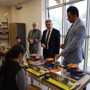 Vali Yardımcımız Ahmet Yeşilyurt, İl Müdürümüz Özgür Kırmızıtaş ve Ulusal Otizm Eylem Planı Komisyonu Üyeleri Hamidiye Gündüz Bakım, Rehabilitasyon ve Aile Danışma Merkezi Müdürlüğümüzü Ziyaret Etti - fotoğraf 2