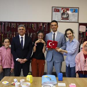 Vali Yardımcımız Ahmet Yeşilyurt, İl Müdürümüz Özgür Kırmızıtaş ve Ulusal Otizm Eylem Planı Komisyonu Üyeleri Hamidiye Gündüz Bakım, Rehabilitasyon ve Aile Danışma Merkezi Müdürlüğümüzü Ziyaret Etti - fotoğraf 1