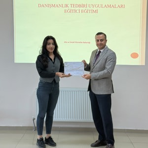 Danışmanlık Tedbiri Uygulamaları Eğitici Eğitimi kapsamında düzenlenen programı başarıyla tamamlayan çalışma arkadaşlarımıza sertifikaları, İl Müdürümüz Selim Köse tarafından takdim edildi. - fotoğraf 1