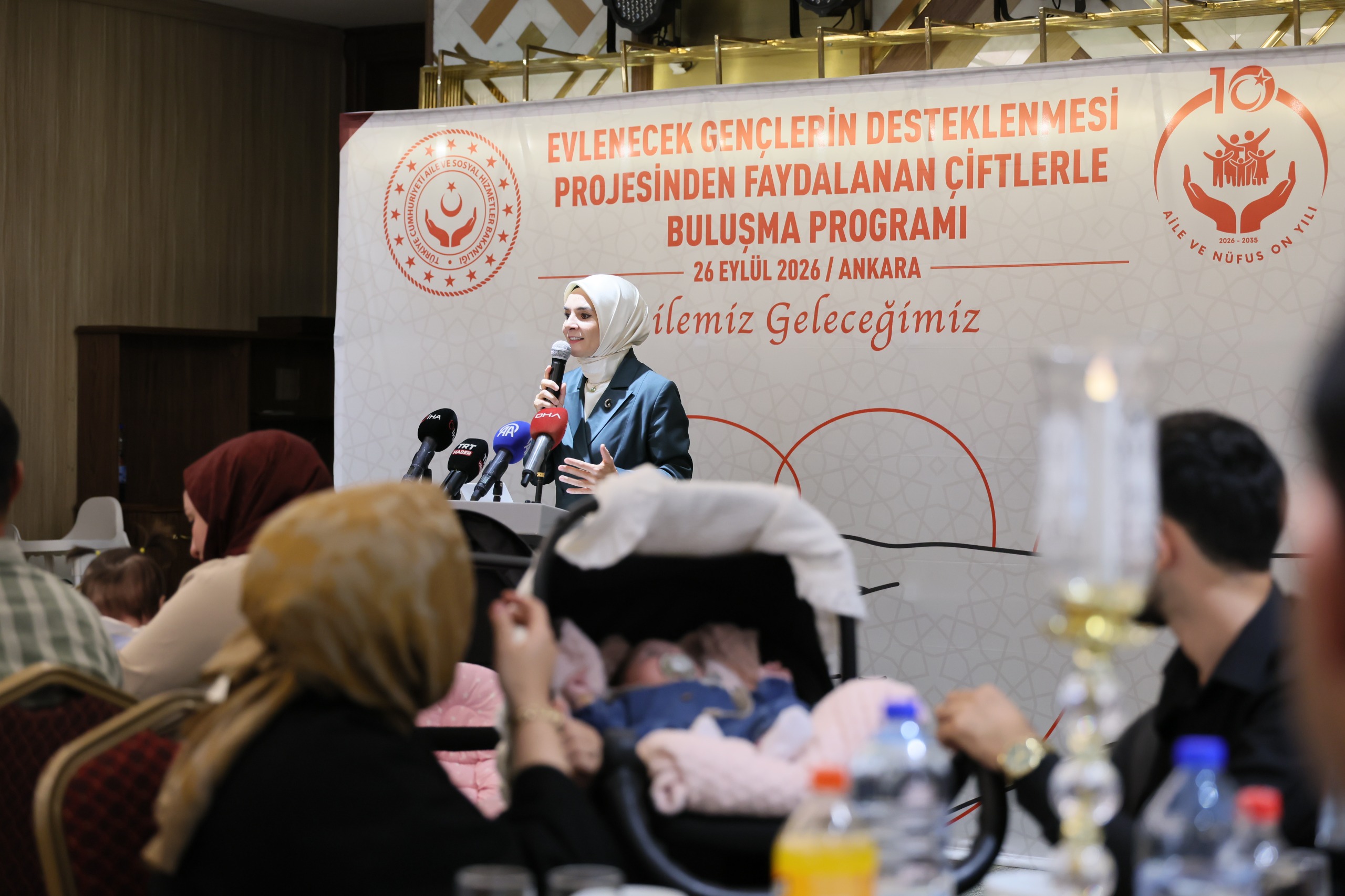 Bakanımız Göktaş, Evlenecek Gençlerin Desteklenmesi Projesi'nden yararlanan çiftlerle buluştu