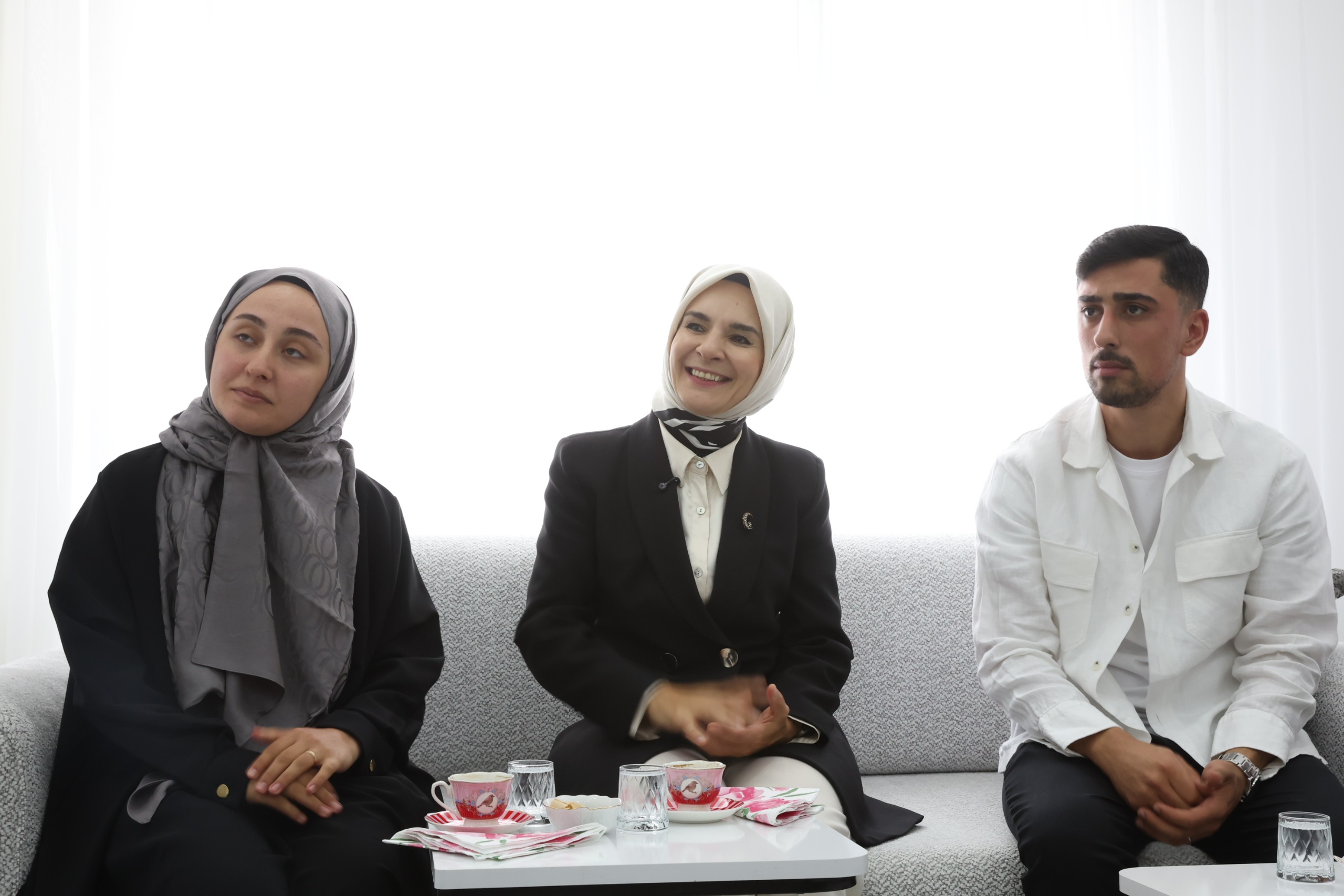 Bakanımız Göktaş, evlilik kredisinden yararlanan yeni evli çiftin ilk misafiri oldu