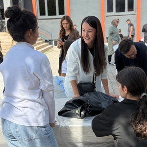 İl Müdürümüz Selim KÖSE ve kıymetli eşi Gülten KÖSE Hanımefendi, Şehit Enes Özgül Çocuk Evleri Koordinasyon Merkezimize bağlı çocuk evlerinde hizmet alan çocuklarımızın katılımıyla, Çocuk Evleri Koordinasyon Merkezimiz ve KİMO Tekstil Fabrikası iş birliğinde gerçekleştirilen “Yaza Veda, Okula Merhaba” etkinliğine katıldı. - fotoğraf 15
