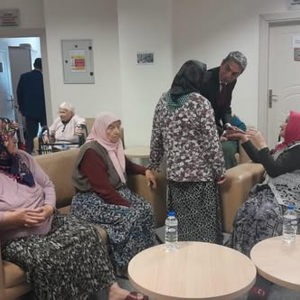 İl Müdürümüz Sayın Can Kayhan Özok, Gerze Huzurevi’ni ziyaret ederek baş tacımız, kıymetli büyüklerimizle bir araya geldi. - fotoğraf 1