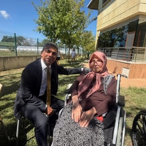 Kuşaklar arası sevgi köprüleri kurmaya devam ediyoruz! Huzurevimizin kıymetli sakinleri ve çalışma arkadaşlarımız, Çocuk Evleri Sitemizi ziyaret ederek evlatlarımızla bir araya geldi. - fotoğraf 1