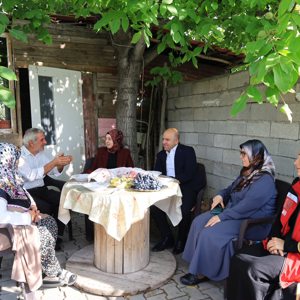 Vali Yardımcımız Sayın Rümeysa Sena Kurt ve İl Müdürümüz Sayın Abdulhalim Ünalan, kahraman gazimiz Sayın Mesut Çıldır’ın kıymetli anne ve babasını hanelerinde ziyaret etti. - fotoğraf 1