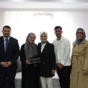Bakanımız Göktaş, evlilik kredisinden yararlanan yeni evli çiftin ilk misafiri oldu - fotoğraf 2