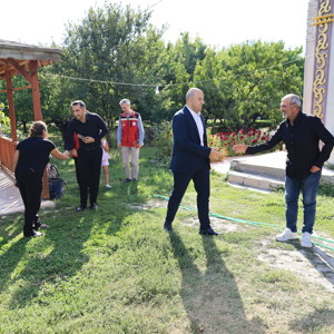 Koruyucu Aile Hizmet Modeli kapsamında kıymetli evladımızın bakım ve sorumluluğunu özveriyle üstlenen Yasemin-Bülent Irmak çiftini, İl Müdürümüz Sayın Abdulhalim Ünalan ikametlerinde ziyaret etti. - fotoğraf 1