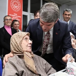 Valimiz Önder BAKAN, Huzurevi Sakinleriyle Akşam Yemeğinde Bir Araya Geldi - fotoğraf 1