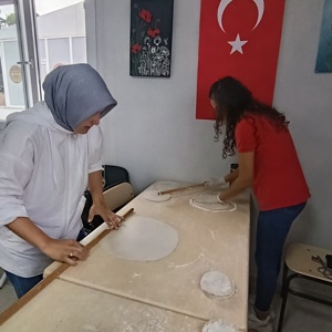 14-20 Eylül Ahilik Haftası münasebetiyle, Osmaniye Gündüz Bakım ve Aktif Yaşam Merkezimizden hizmet alan kıymetli büyüklerimizle birlikte sıkma ve börek etkinliği gerçekleştirildi. - fotoğraf 3