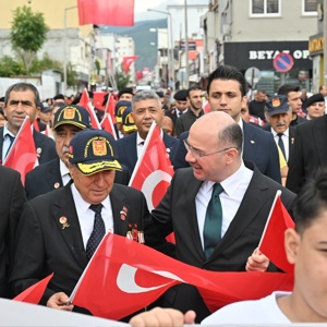 19 Eylül Gaziler Günü dolayısıyla; Sayın Valimiz Mehmet Fatih Serdengeçti, il protokolü, siyasi parti temsilcileri, İl Müdürümüz Sayın Naci Yılmaz, İl Müdürlüğümüz personelleri, öğrencilerimiz ve kahraman gazilerimizin katılımıyla yürüyüş gerçekleştirildi. - fotoğraf 5