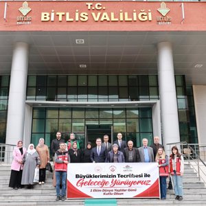 Valimiz Sayın Ahmet Karakaya, “1 Ekim Dünya Yaşlılar Günü” münasebetiyle ilimizdeki yaşlılarımızı makamında kabul etti - fotoğraf 2