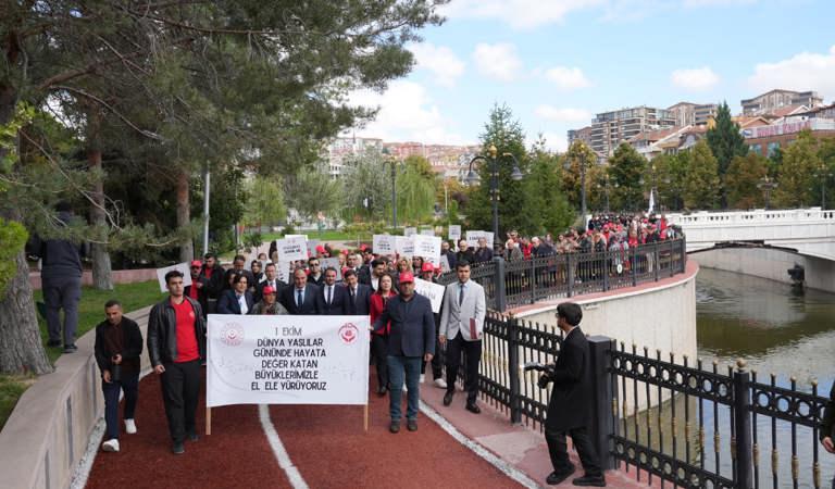 1 Ekim Dünya Yaşlılar Günü Kapsamında Kortej Yürüyüşü Gerçekleştirildi