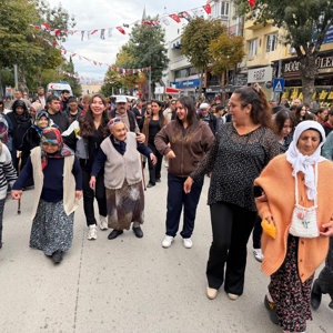 Dünya Yaşlılar Günü Kapsamında Burdur’da, Yaşlı Bireylerimiz ve Gençlerimizin Katılımıyla Anlamlı Bir Yürüyüş Gerçekleştirildi - fotoğraf 4
