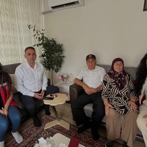 İl Müdürümüz Harun TOHUMCU, Kıbrıs Gazisi Negi DEMİR’i ve eşini ziyaret etti. - fotoğraf 1