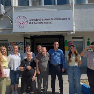 Edirne Aile ve Sosyal Hizmetler İl Müdürü Harun TOHUMCU, İl Müdürlüğümüze bağlı Uzunköprü Bakım Rehabilitasyon ve Aile Danışma Merkezi Müdürlüğünü ziyaret etti. - fotoğraf 1
