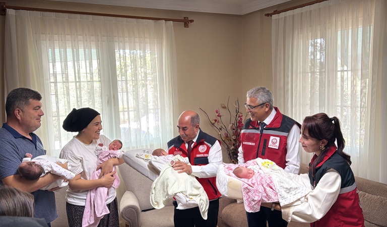 İl Müdürümüz Galip Sökmen, Dördüz Bebekleri Dünyaya Gelen Çörüt Ailesini Ziyaret Etti