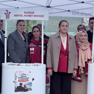 Sayın Valimiz Tülay BAYDAR BİLGİHAN, 1 Ekim Dünya Yaşlılar Günü Münasebetiyle Cumhuriyet Meydanı’nda Düzenlenen Programa Katıldı - fotoğraf 3