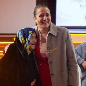 Sayın Valimiz Tülay BAYDAR BİLGİHAN, 1 Ekim Dünya Yaşlılar Günü Münasebetiyle Cumhuriyet Meydanı’nda Düzenlenen Programa Katıldı - fotoğraf 13
