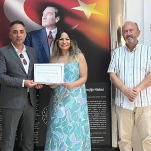  Personelimiz Petek KIZILCAN TOPALOĞLU’na İl Müdürümüz Harun TOHUMCU Tarafından Teşekkür Belgesi Verildi. - fotoğraf 1