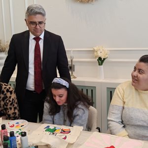 İl Müdürümüz Özgür Kırmızıtaş, Özel Gereksinimli Bireylerle Çanta Boyama Etkinliğinde Buluştu - fotoğraf 5