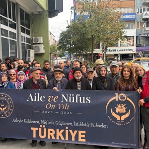 1 Ekim Dünya Yaşlılar Günü kapsamında, tüm Türkiye’de eş zamanlı gerçekleştirilen farkındalık yürüyüşü Isparta’da Valimiz Sayın Abdullah Erin’in katılımıyla gerçekleştirildi. - fotoğraf 1
